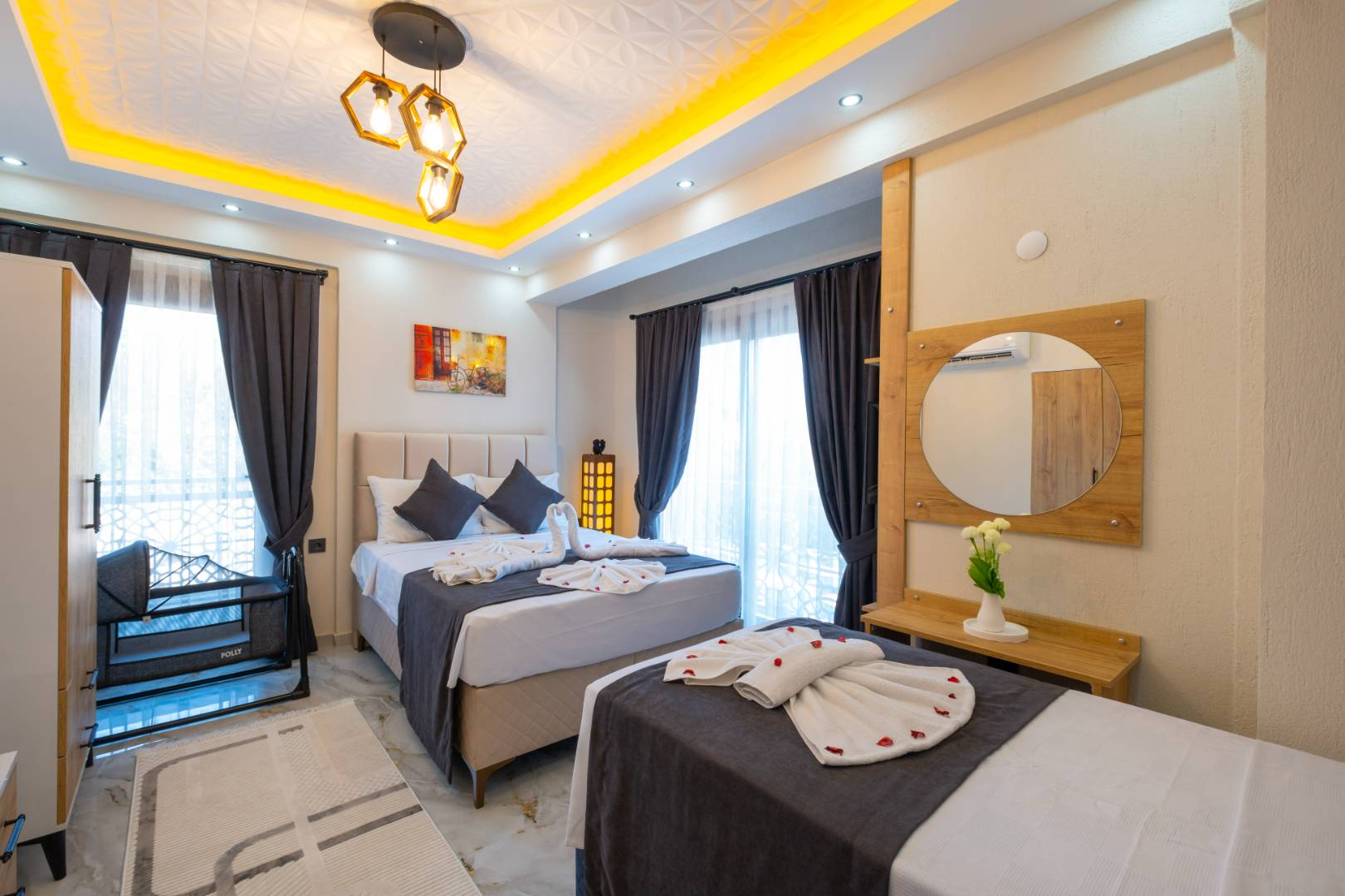 Seydikemer Gerişburnu'nda Modern Tasarımlı, Özel Havuzlu, İkiz Villa