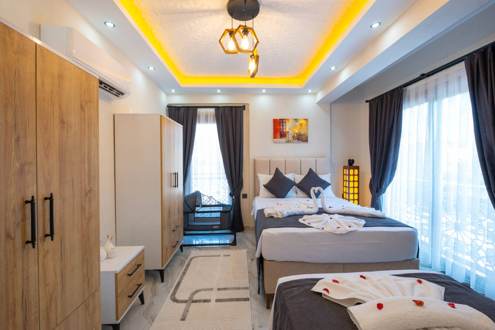 Seydikemer Gerişburnu'nda Modern Tasarımlı, Özel Havuzlu, İkiz Villa