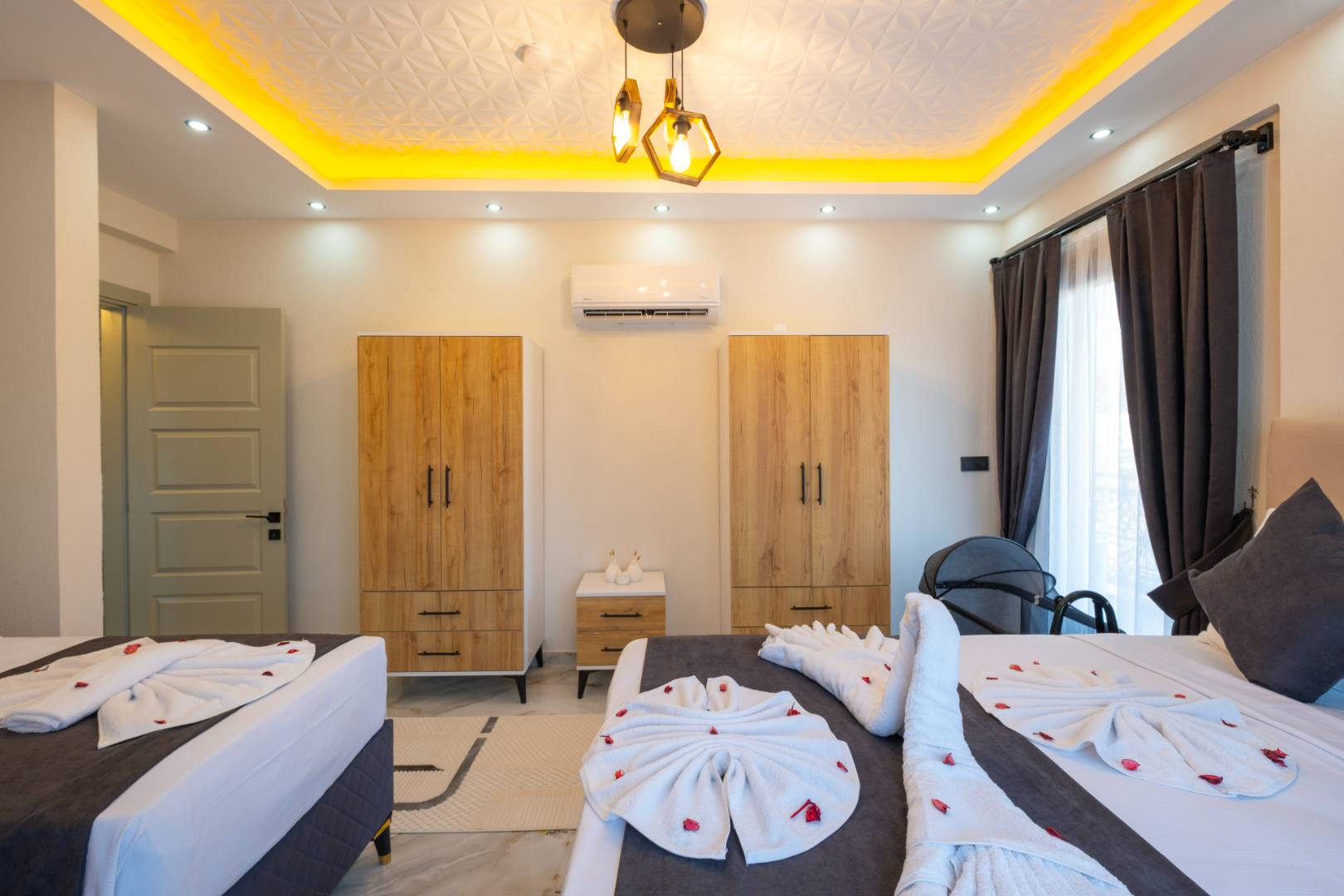 Seydikemer Gerişburnu'nda Modern Tasarımlı, Özel Havuzlu, İkiz Villa