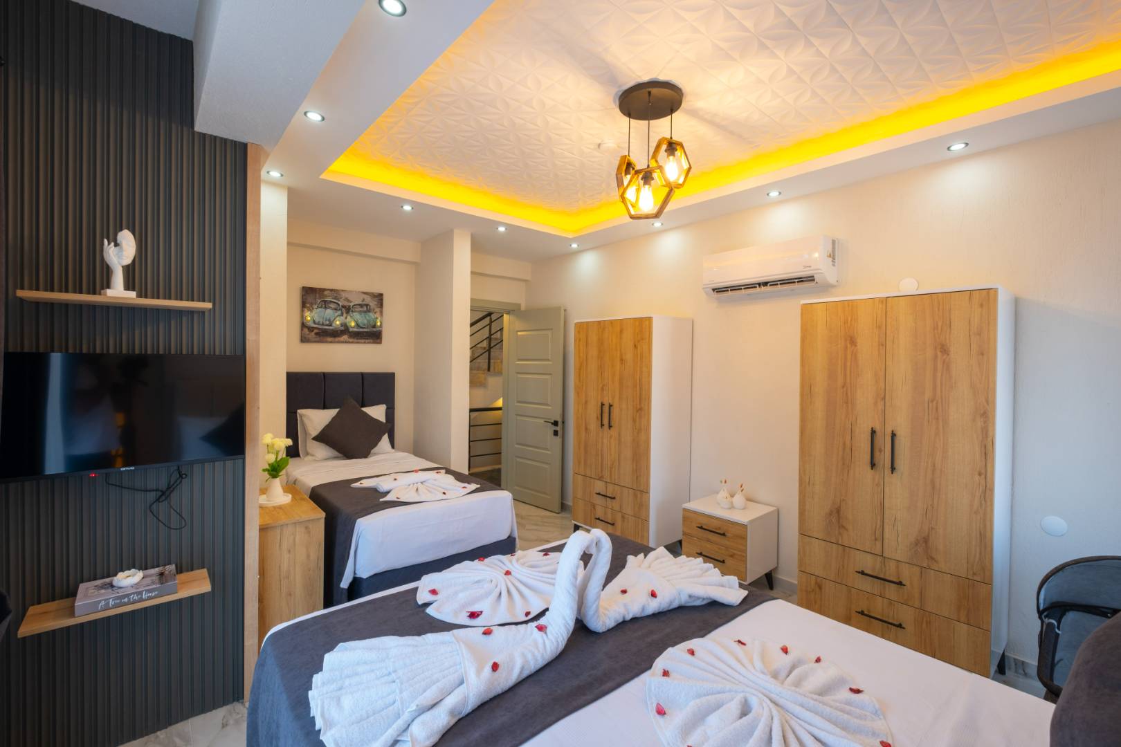 Seydikemer Gerişburnu'nda Modern Tasarımlı, Özel Havuzlu, İkiz Villa