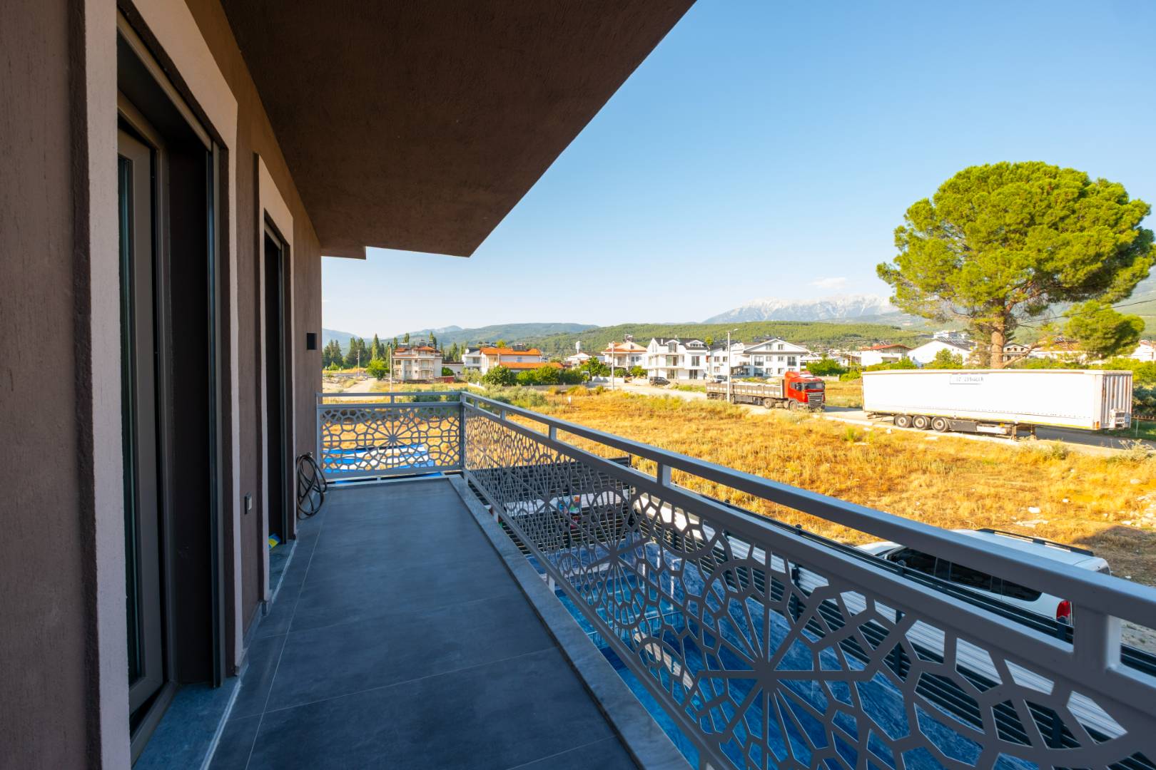 Seydikemer Gerişburnu'nda Modern Tasarımlı, Özel Havuzlu, İkiz Villa