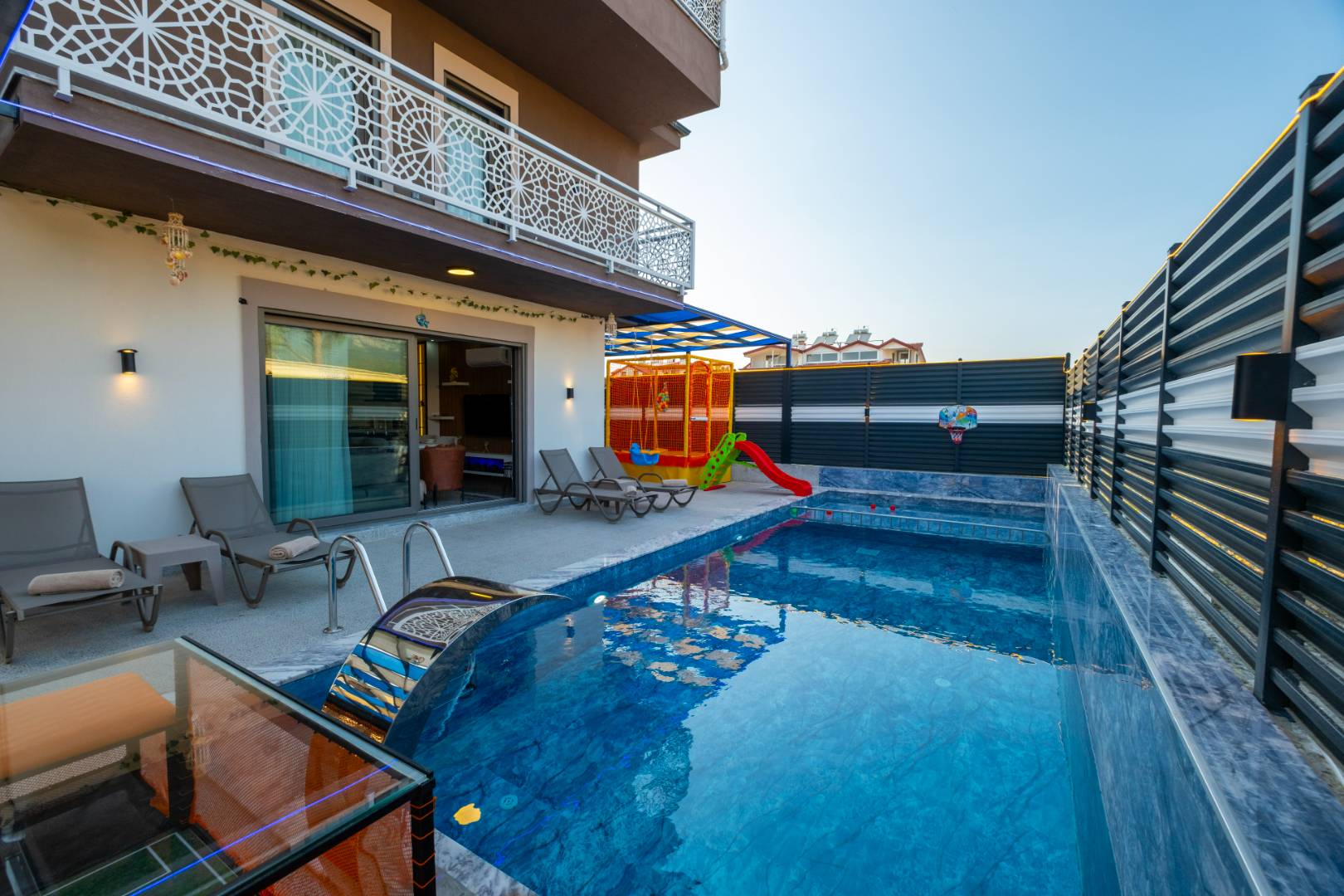 Seydikemer Gerişburnu'nda Modern Tasarımlı, Özel Havuzlu, İkiz Villa