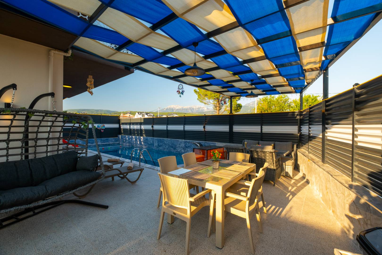 Seydikemer Gerişburnu'nda Modern Tasarımlı, Özel Havuzlu, İkiz Villa
