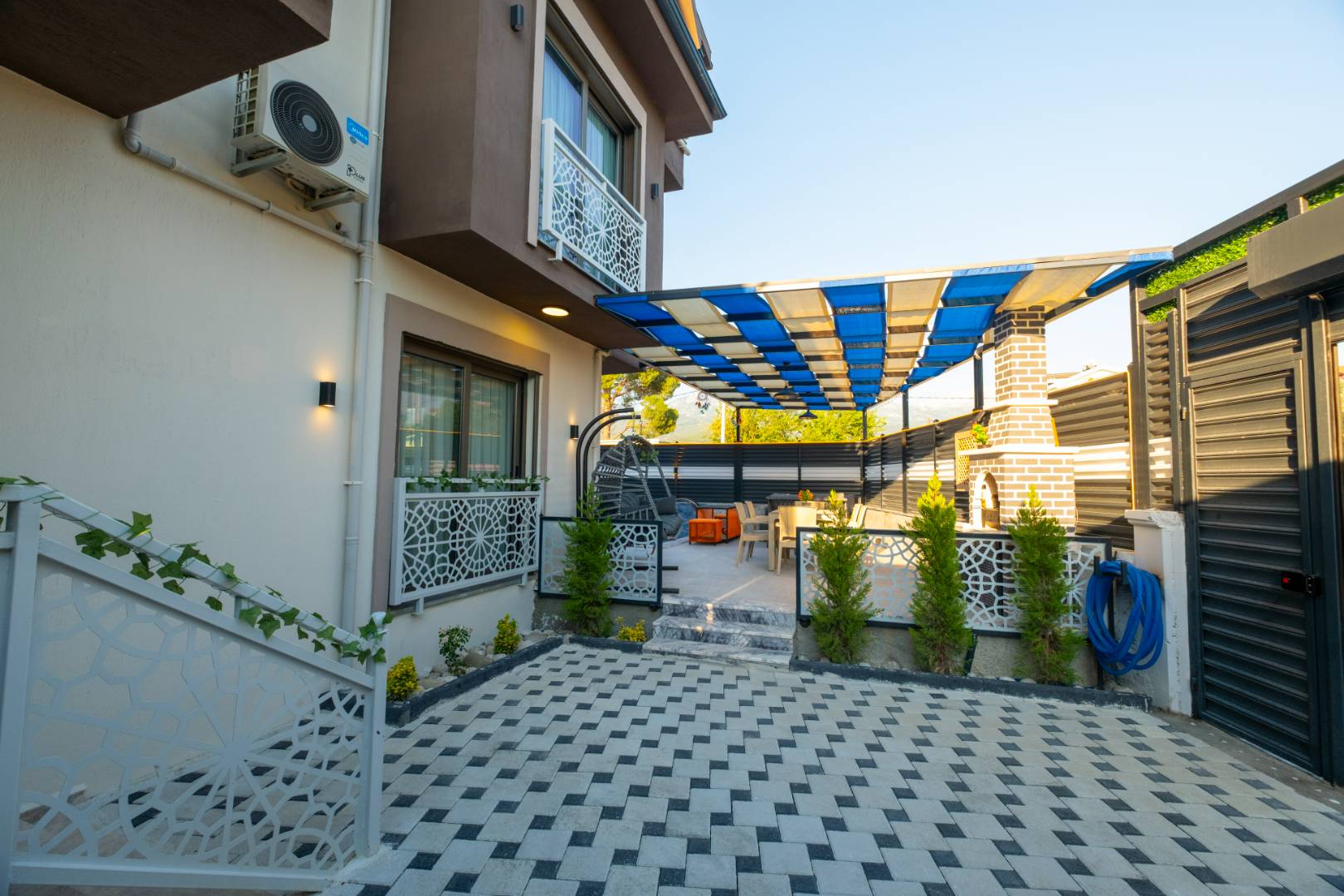 Seydikemer Gerişburnu'nda Modern Tasarımlı, Özel Havuzlu, İkiz Villa