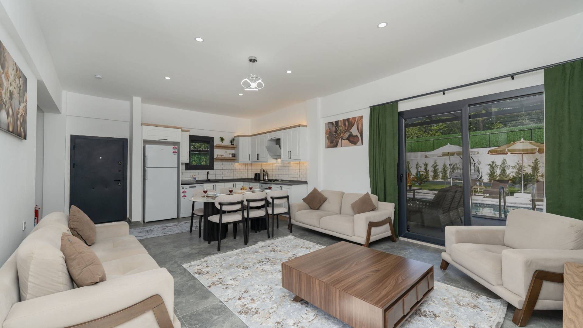 Seydikemer Kadıköy'de Yemyeşil Bahçeli, Özel Havuzlu, Çocuk Oyun Alanlı Villa