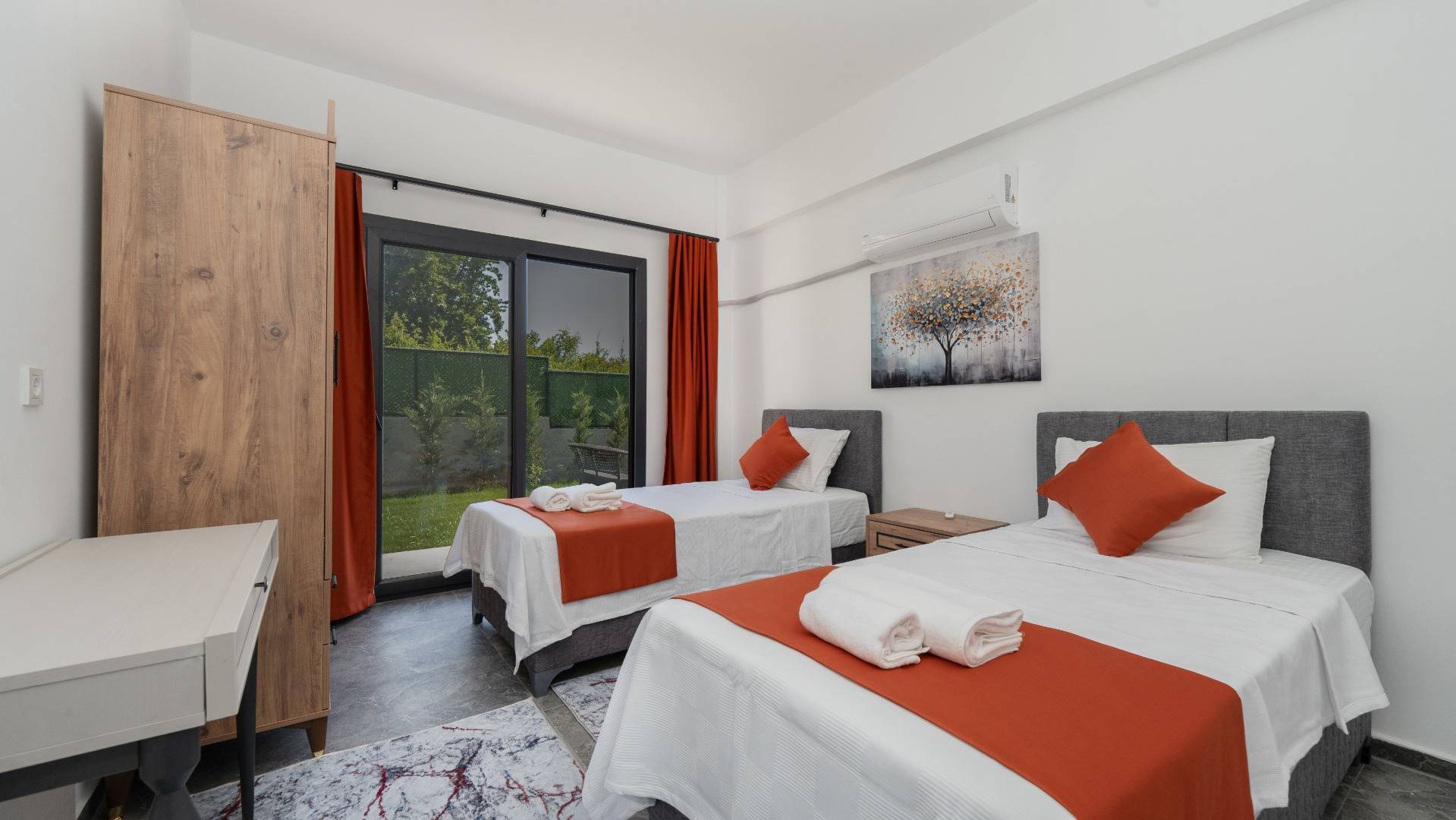 Seydikemer Kadıköy'de Yemyeşil Bahçeli, Özel Havuzlu, Çocuk Oyun Alanlı Villa