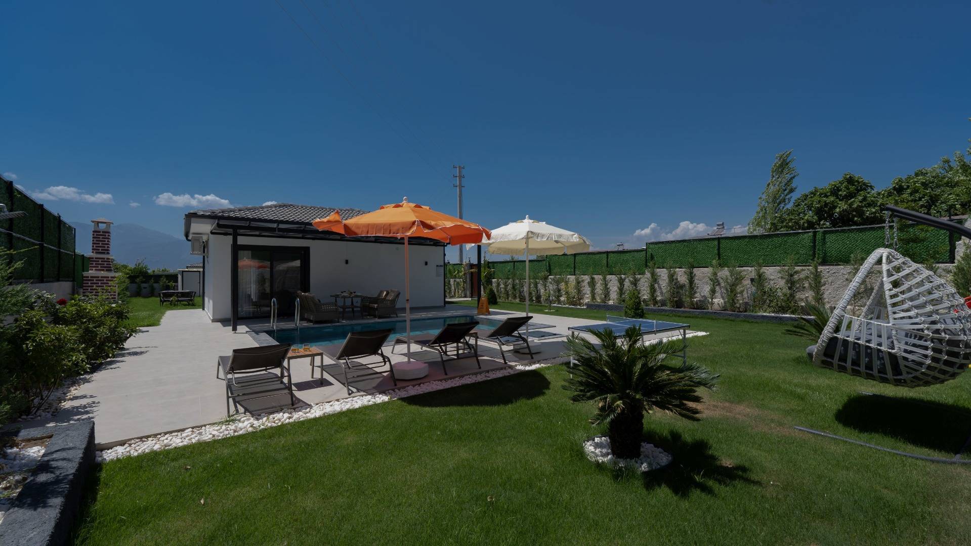 Seydikemer Kadıköy'de Yemyeşil Bahçeli, Özel Havuzlu, Çocuk Oyun Alanlı Villa