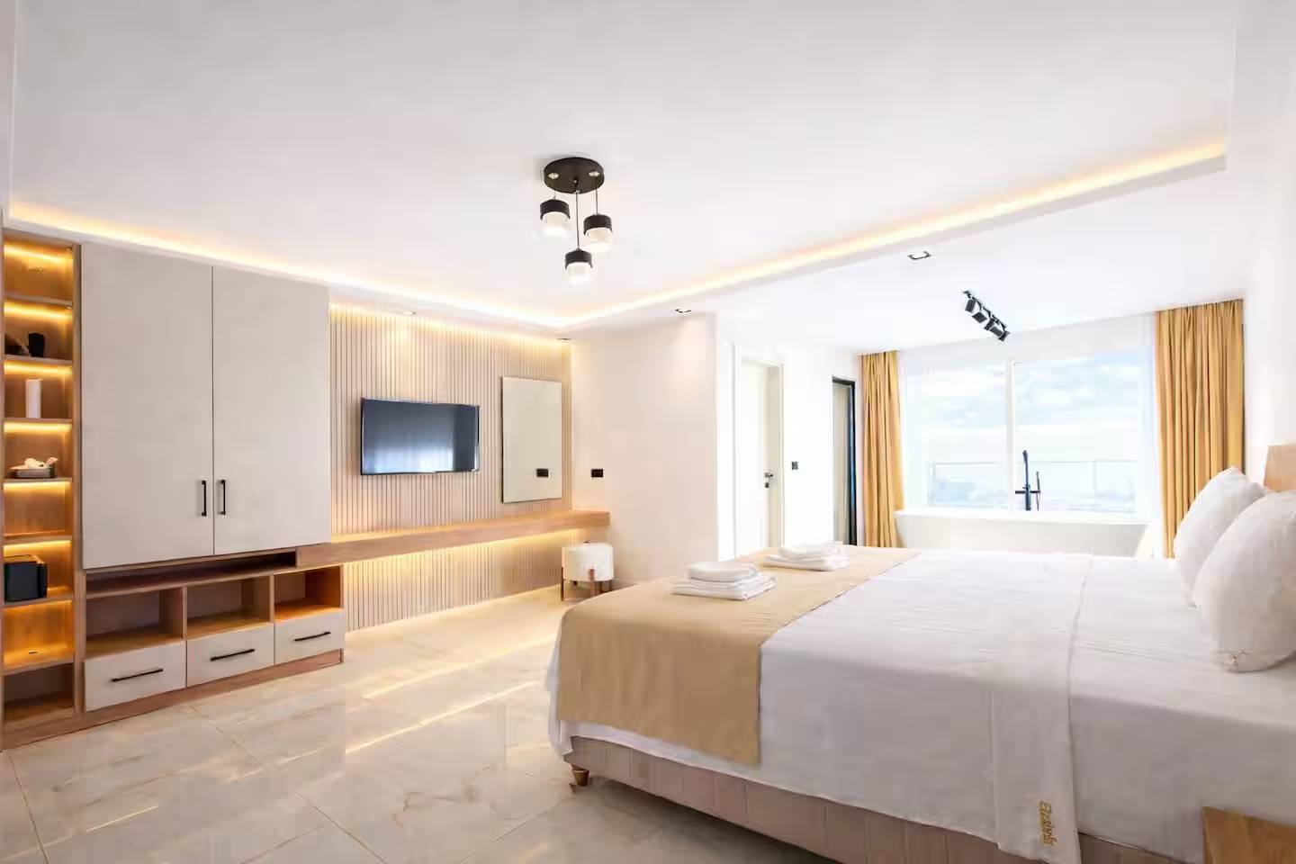 Seydikemer Kayadibi'nde Geniş Bahçeli, Isıtmalı Havuzlu, Saunalı Lüks Villa