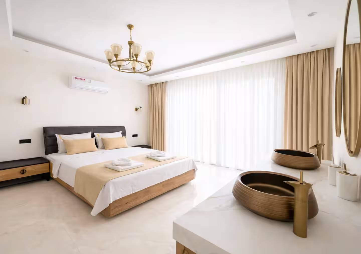 Seydikemer Kayadibi'nde Geniş Bahçeli, Isıtmalı Havuzlu, Saunalı Lüks Villa