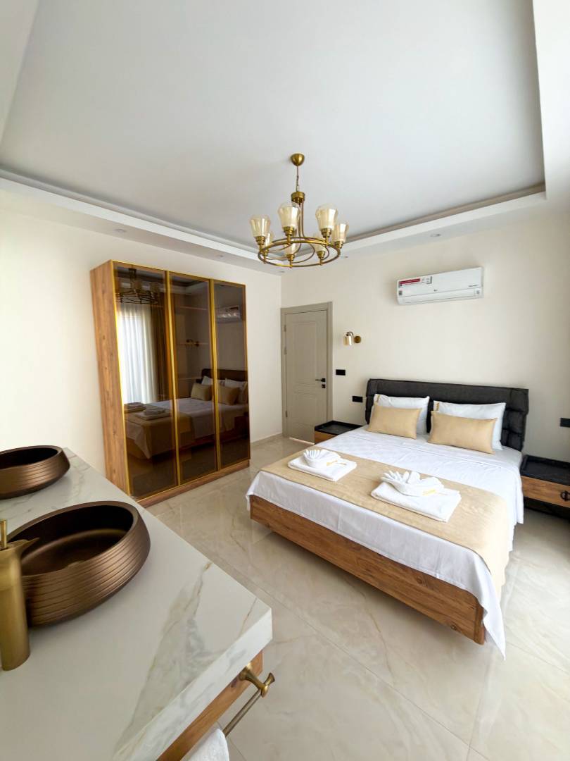 Seydikemer Kayadibi'nde Geniş Bahçeli, Isıtmalı Havuzlu, Saunalı Lüks Villa
