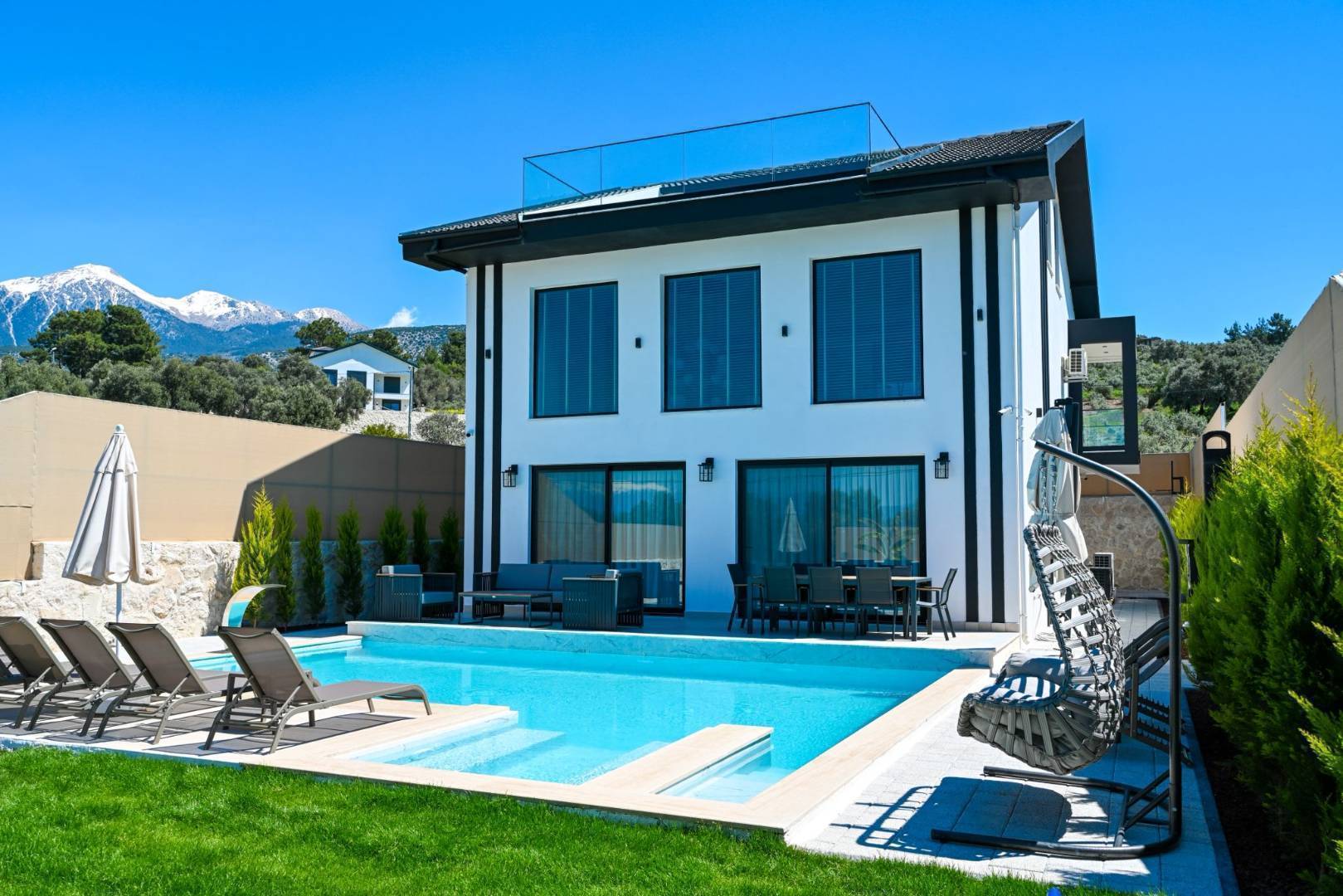 Seydikemer Kayadibi'nde Geniş Bahçeli, Isıtmalı Havuzlu, Saunalı Lüks Villa