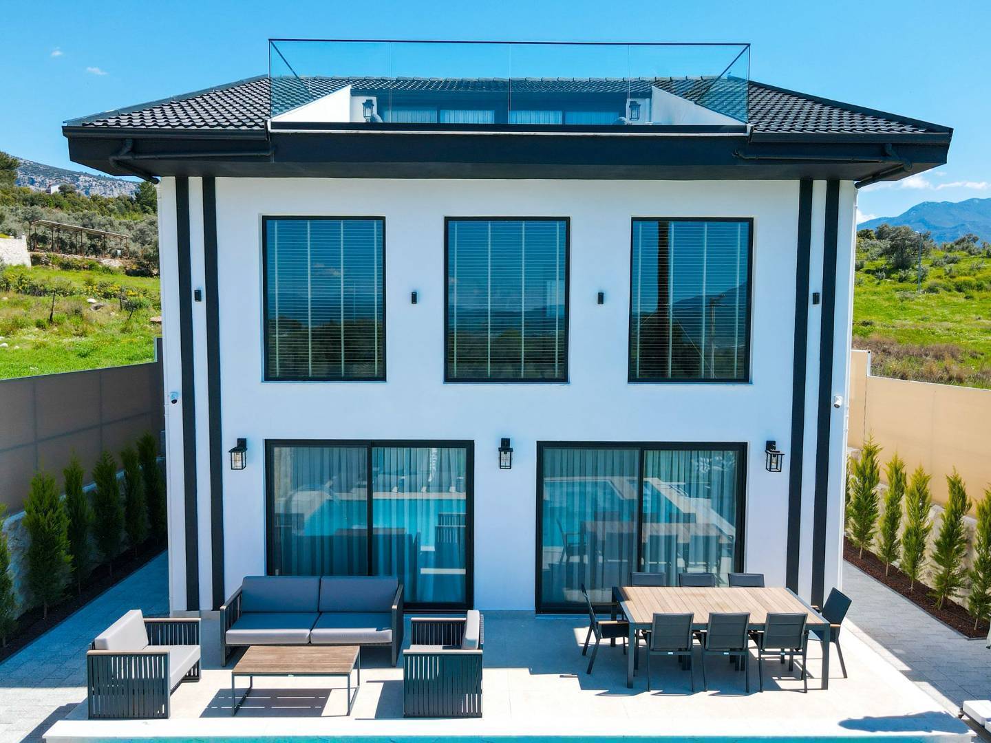 Seydikemer Kayadibi'nde Geniş Bahçeli, Isıtmalı Havuzlu, Saunalı Lüks Villa