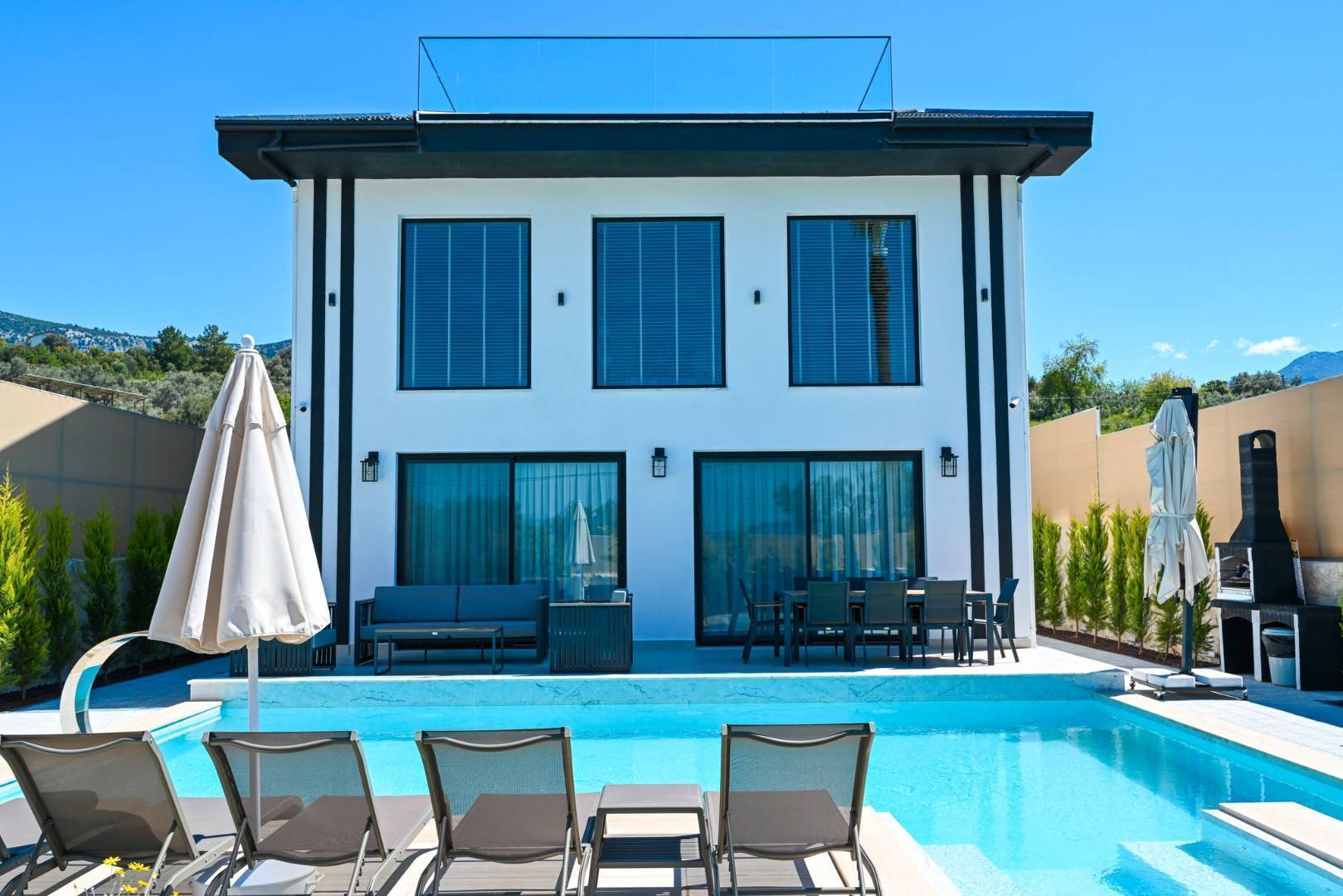 Seydikemer Kayadibi'nde Geniş Bahçeli, Isıtmalı Havuzlu, Saunalı Lüks Villa