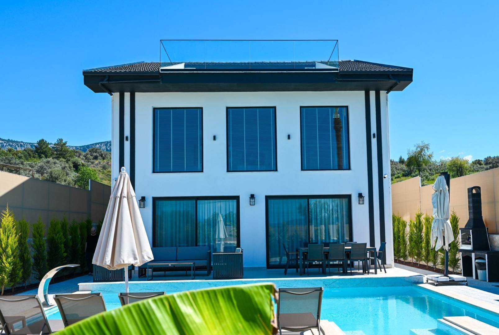Seydikemer Kayadibi'nde Geniş Bahçeli, Isıtmalı Havuzlu, Saunalı Lüks Villa
