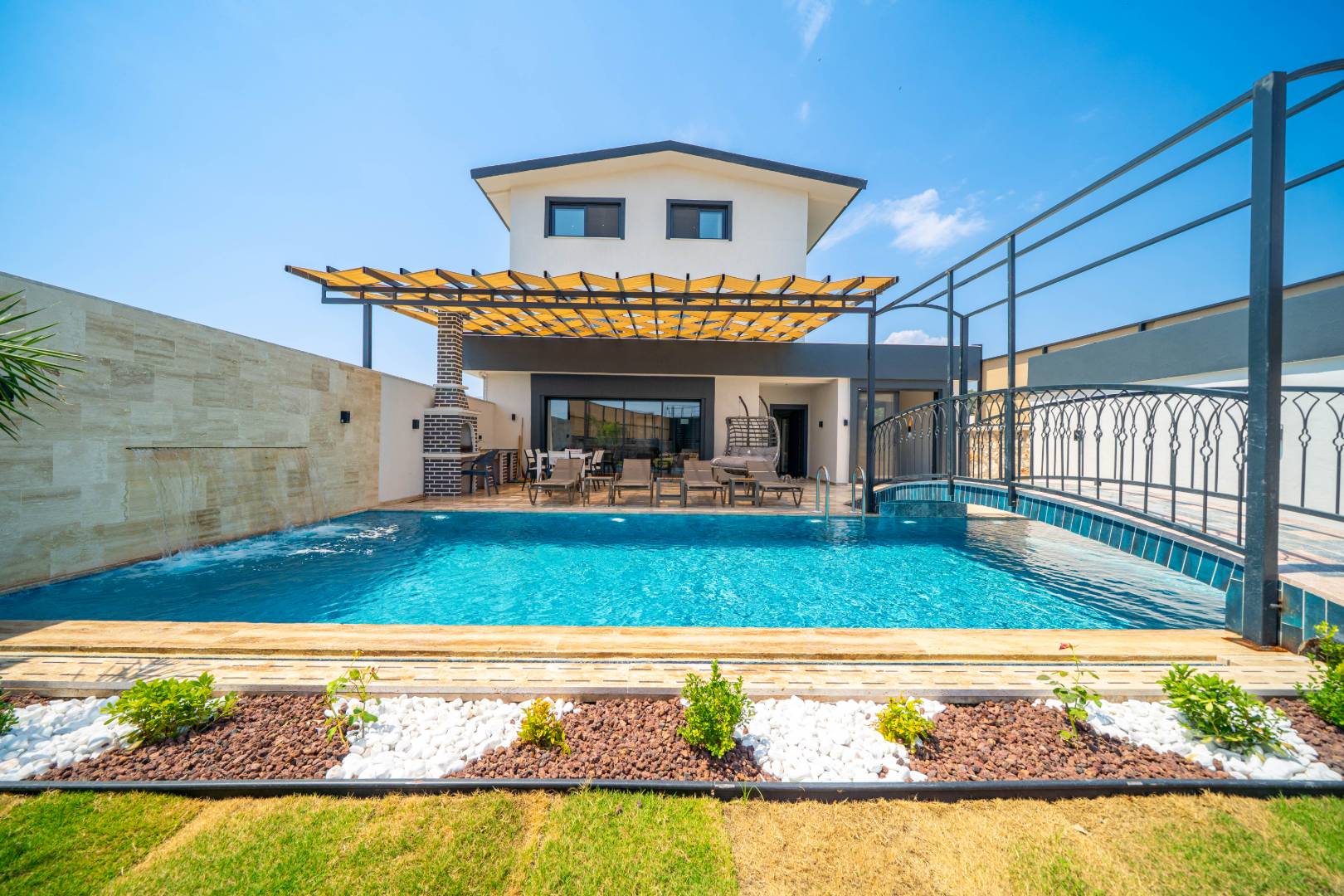 Seydikemer Kumluova'da Modern Tasarımlı, Özel Havuzlu, Lüks Villa