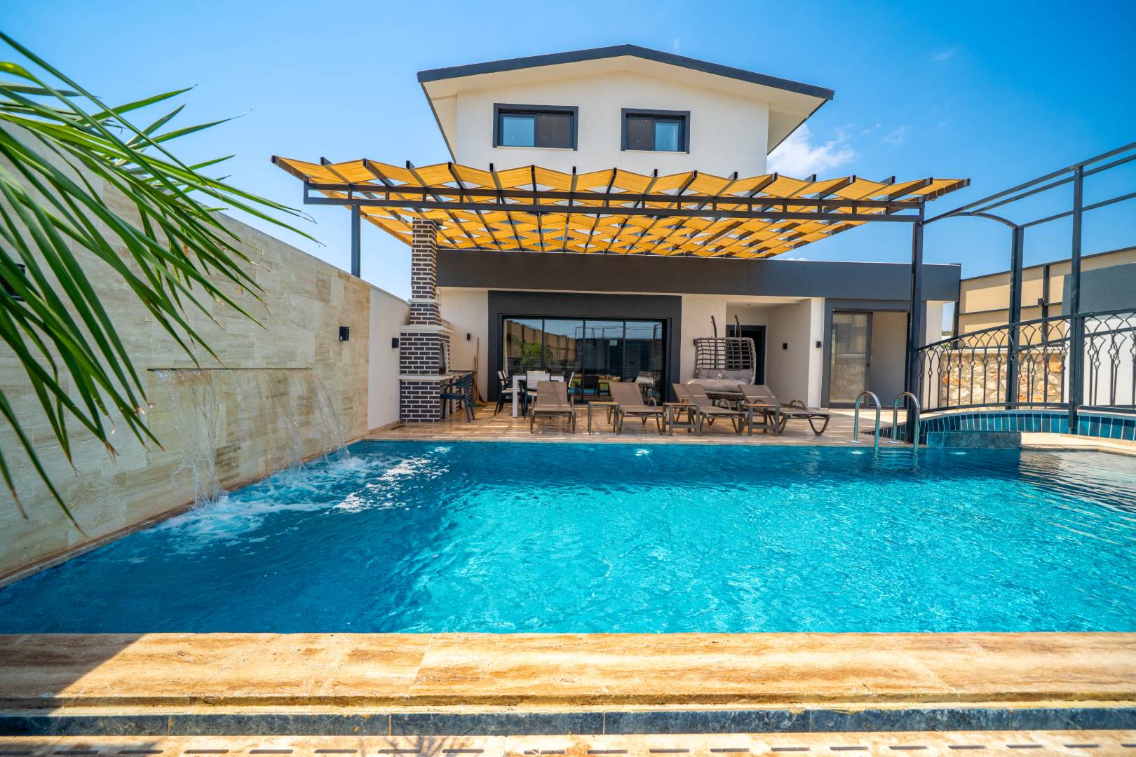 Seydikemer Kumluova'da Modern Tasarımlı, Özel Havuzlu, Lüks Villa
