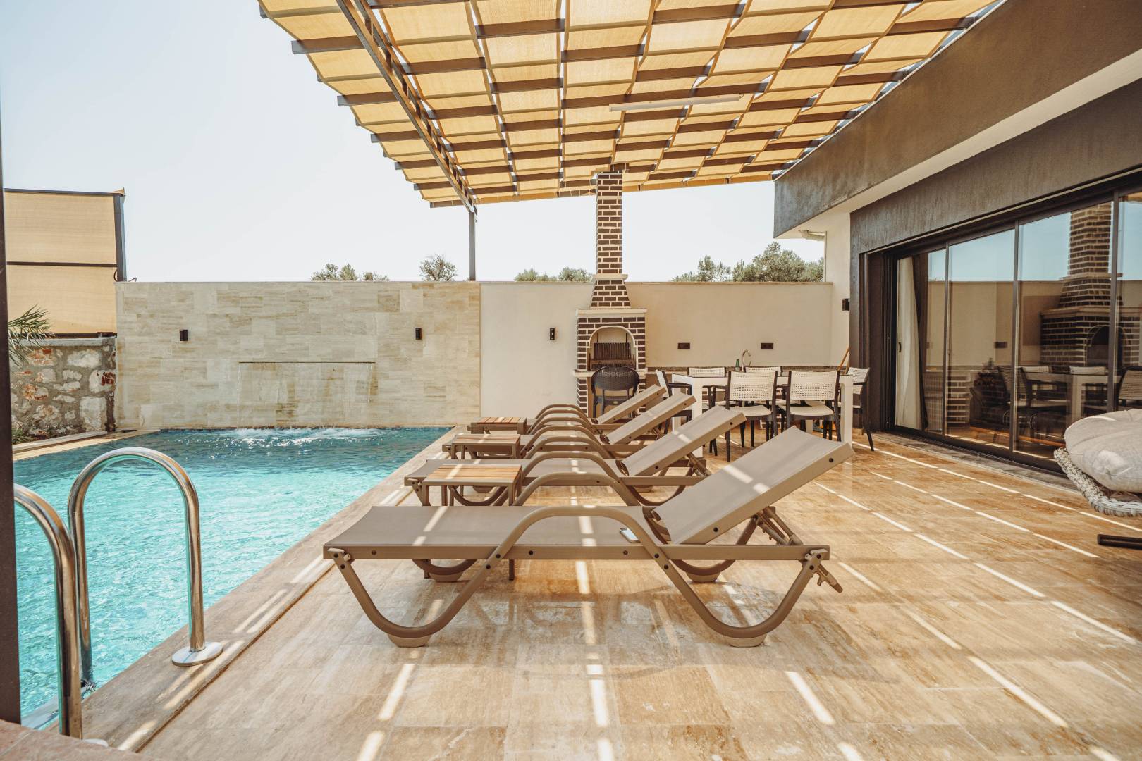 Seydikemer Kumluova'da Modern Tasarımlı, Özel Havuzlu, Lüks Villa
