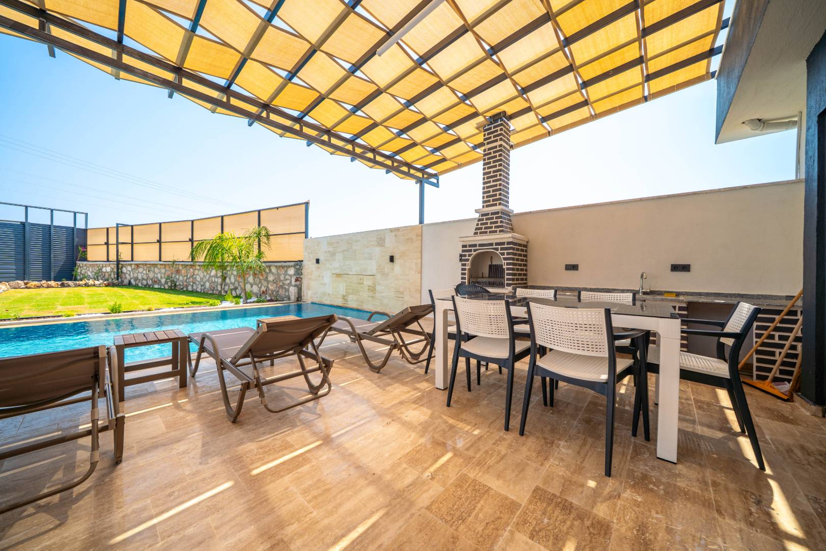 Seydikemer Kumluova'da Modern Tasarımlı, Özel Havuzlu, Lüks Villa