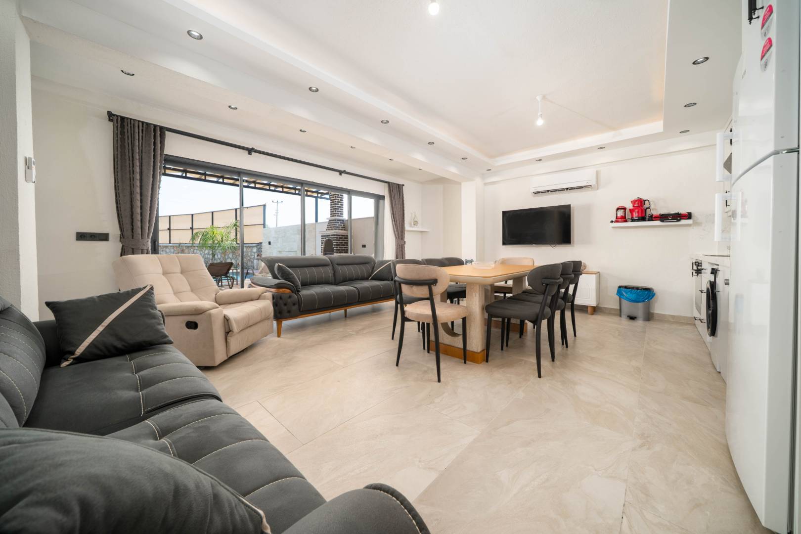 Seydikemer Kumluova'da Modern Tasarımlı, Özel Havuzlu, Lüks Villa