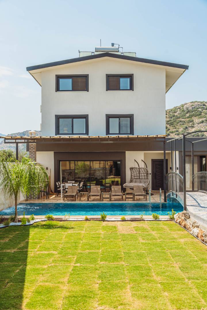 Seydikemer Kumluova'da Modern Tasarımlı, Özel Havuzlu, Lüks Villa