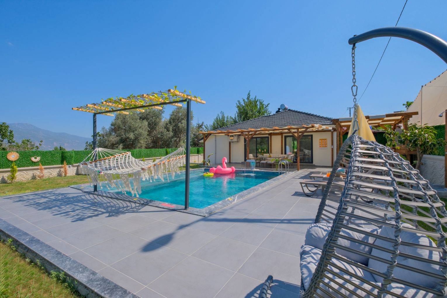 Seydikemer Yakabağ'da Huzurlu Doğa İçerisinde, Kapalı Havuzlu, Konforlu Villa