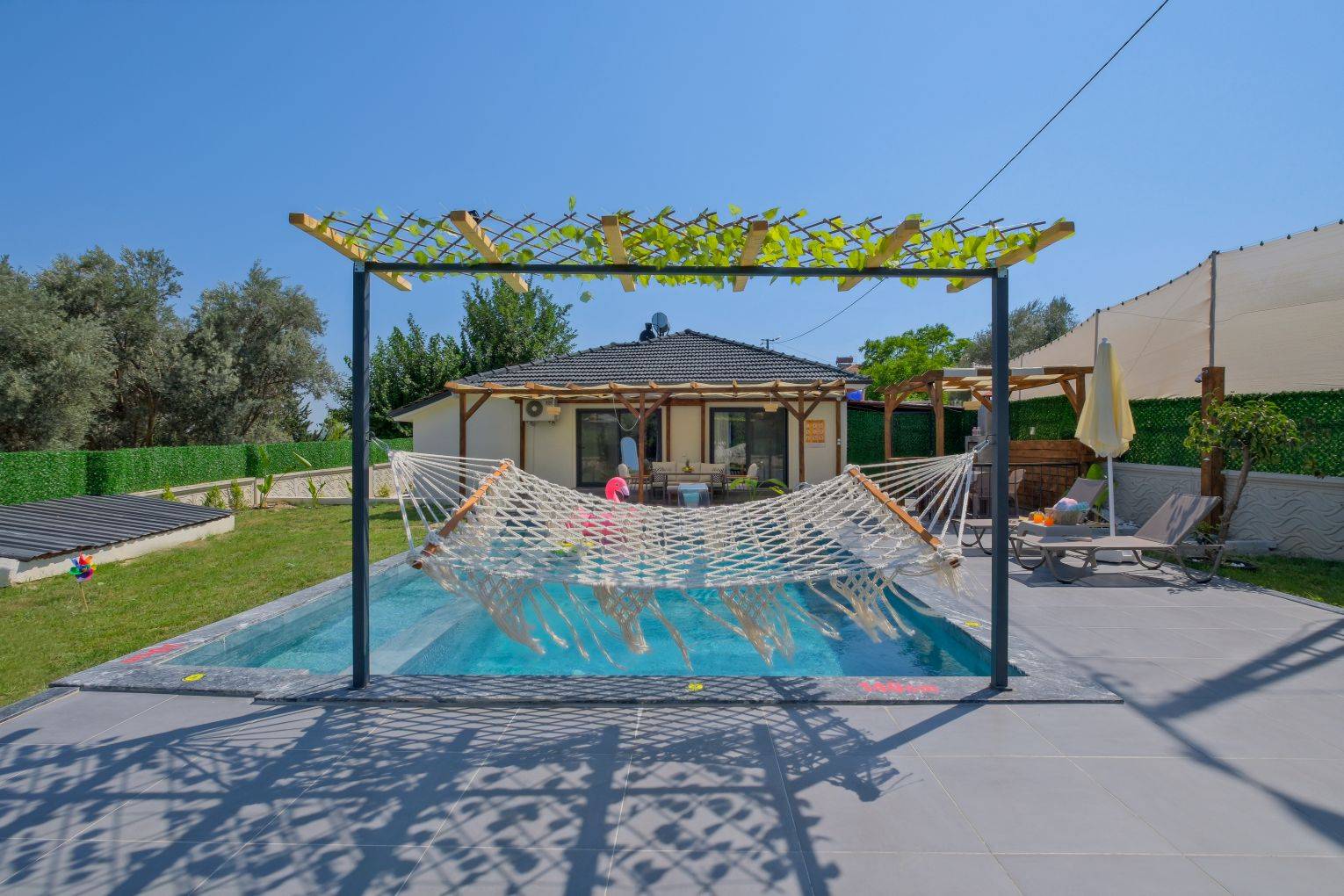 Seydikemer Yakabağ'da Huzurlu Doğa İçerisinde, Kapalı Havuzlu, Konforlu Villa