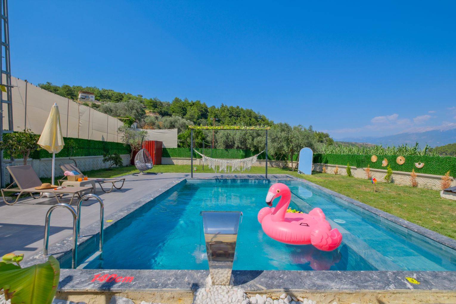 Seydikemer Yakabağ'da Huzurlu Doğa İçerisinde, Kapalı Havuzlu, Konforlu Villa
