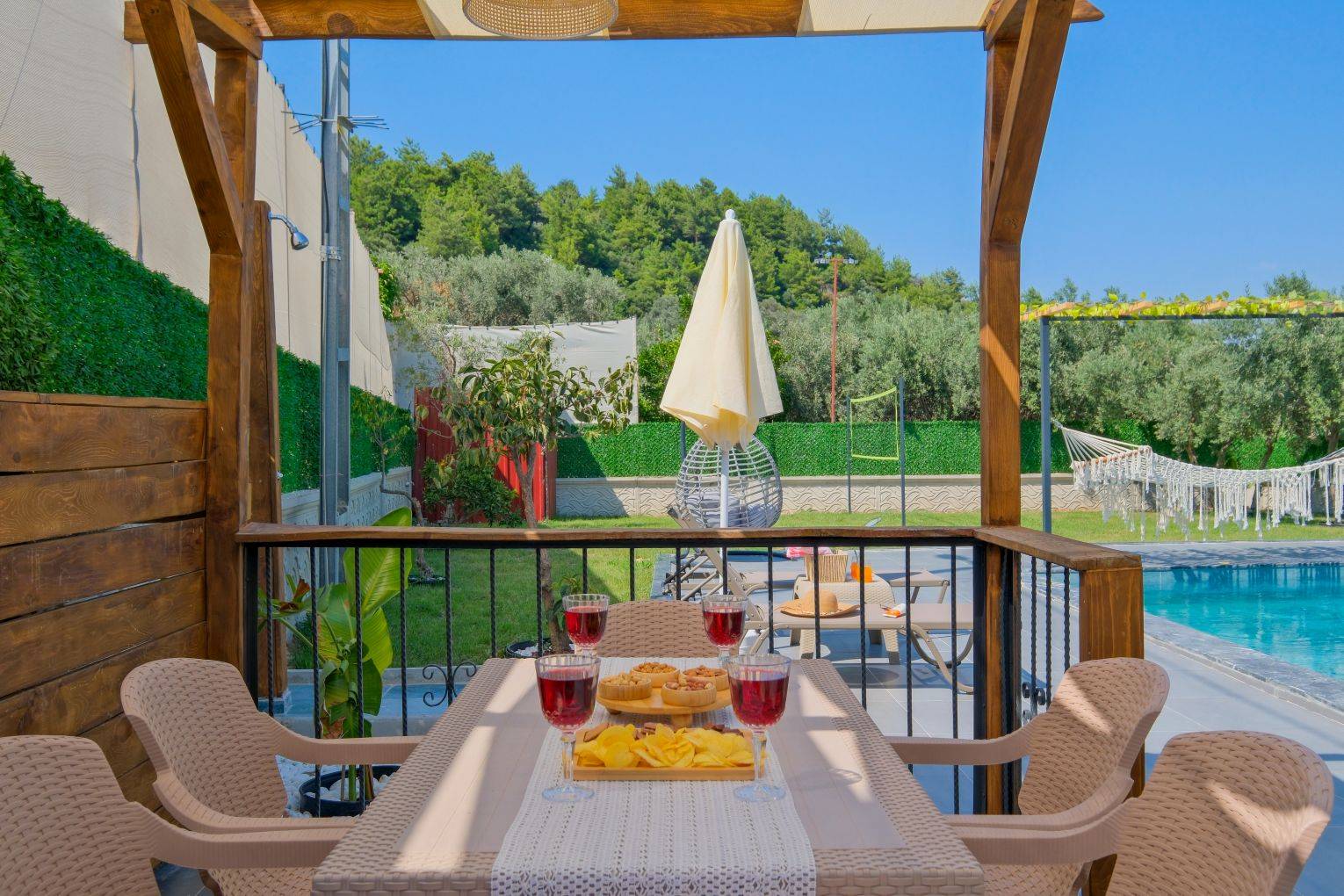 Seydikemer Yakabağ'da Huzurlu Doğa İçerisinde, Kapalı Havuzlu, Konforlu Villa