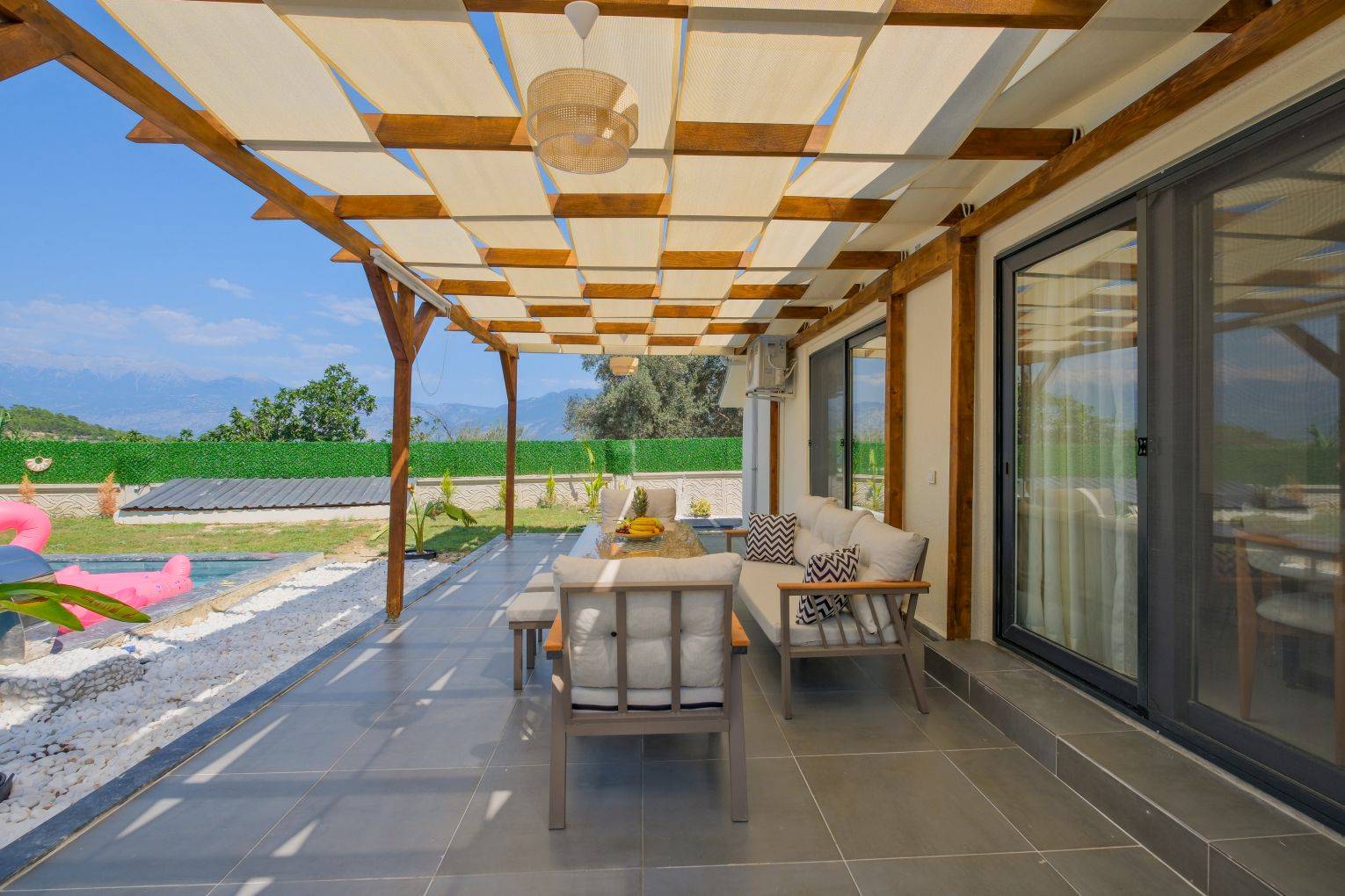 Seydikemer Yakabağ'da Huzurlu Doğa İçerisinde, Kapalı Havuzlu, Konforlu Villa