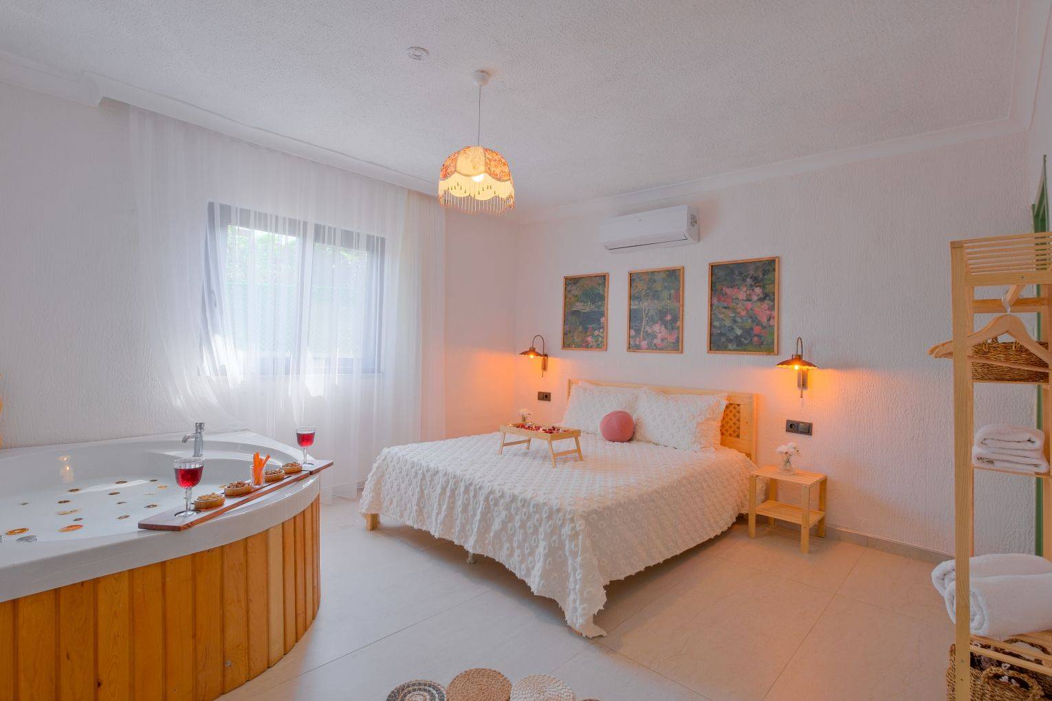 Seydikemer Yakabağ'da Huzurlu Doğa İçerisinde, Kapalı Havuzlu, Konforlu Villa