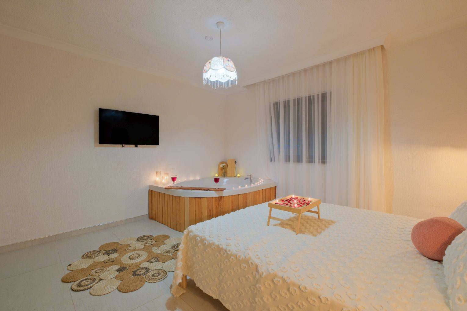 Seydikemer Yakabağ'da Huzurlu Doğa İçerisinde, Kapalı Havuzlu, Konforlu Villa