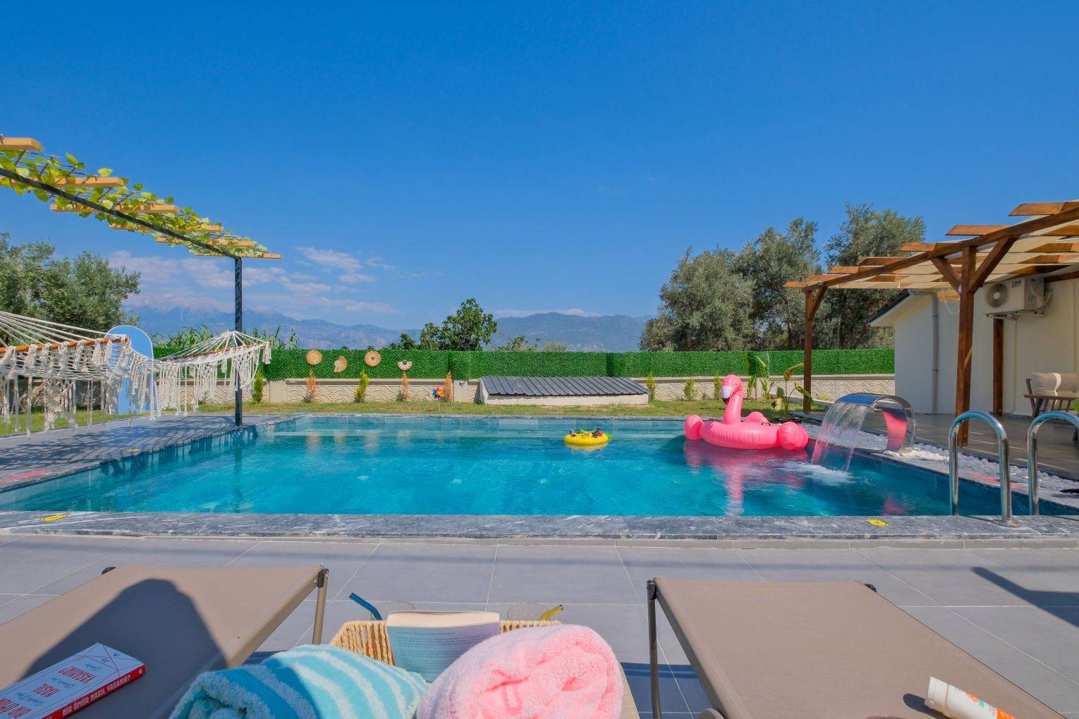 Seydikemer Yakabağ'da Huzurlu Doğa İçerisinde, Kapalı Havuzlu, Konforlu Villa