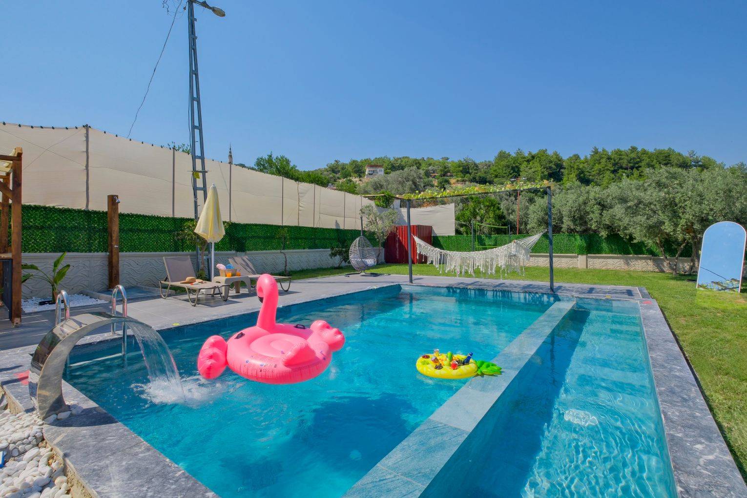 Seydikemer Yakabağ'da Huzurlu Doğa İçerisinde, Kapalı Havuzlu, Konforlu Villa