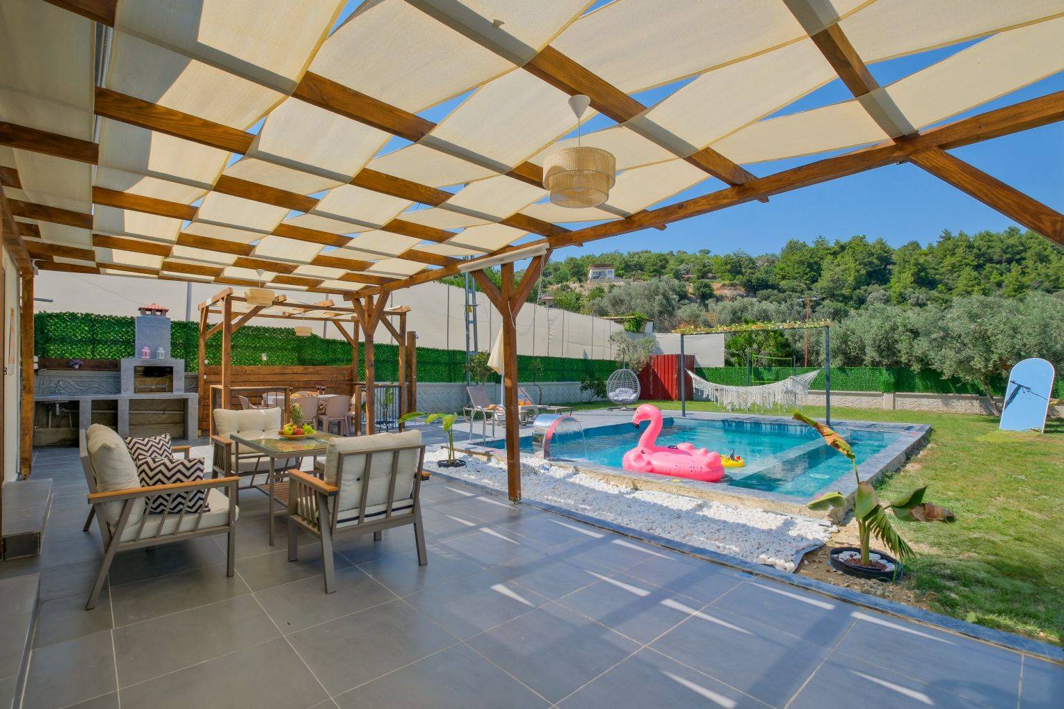 Seydikemer Yakabağ'da Huzurlu Doğa İçerisinde, Kapalı Havuzlu, Konforlu Villa