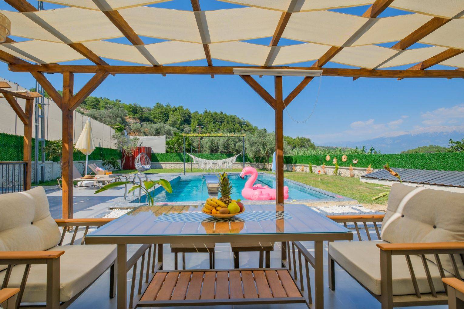 Seydikemer Yakabağ'da Huzurlu Doğa İçerisinde, Kapalı Havuzlu, Konforlu Villa