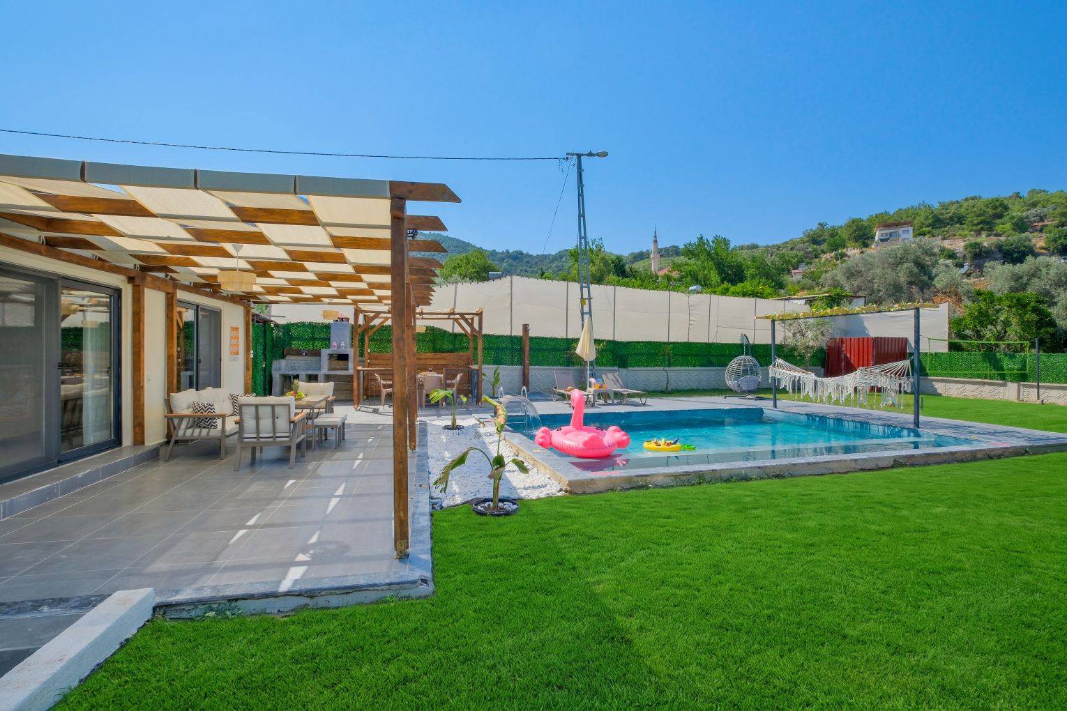 Seydikemer Yakabağ'da Huzurlu Doğa İçerisinde, Kapalı Havuzlu, Konforlu Villa