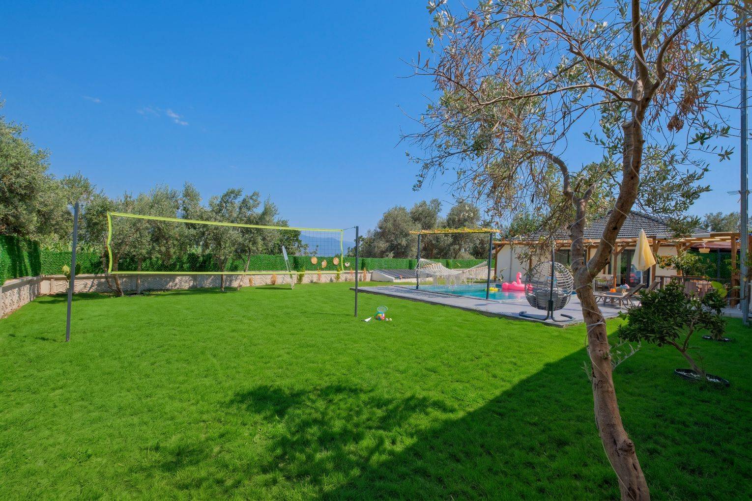 Seydikemer Yakabağ'da Huzurlu Doğa İçerisinde, Kapalı Havuzlu, Konforlu Villa