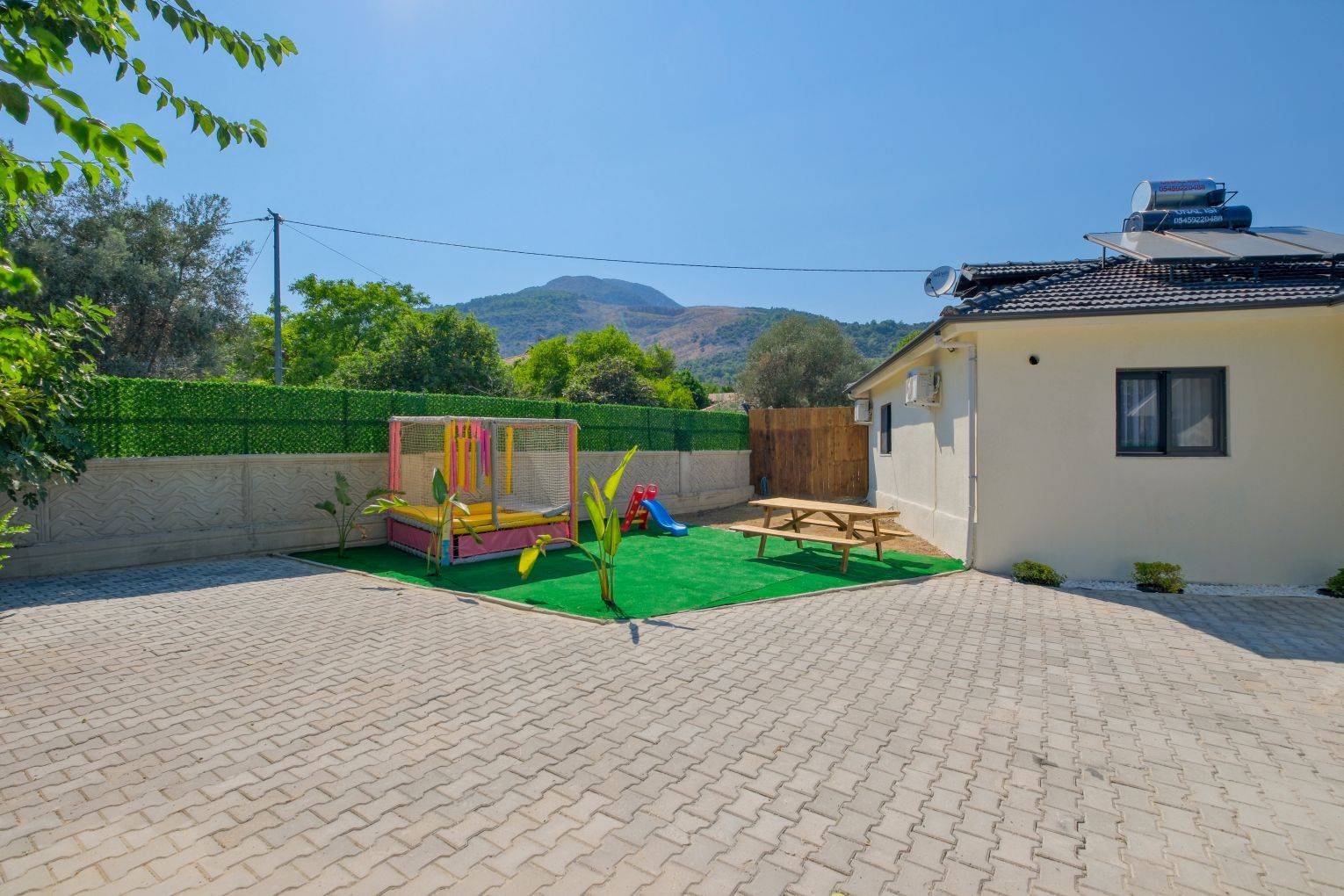 Seydikemer Yakabağ'da Huzurlu Doğa İçerisinde, Kapalı Havuzlu, Konforlu Villa
