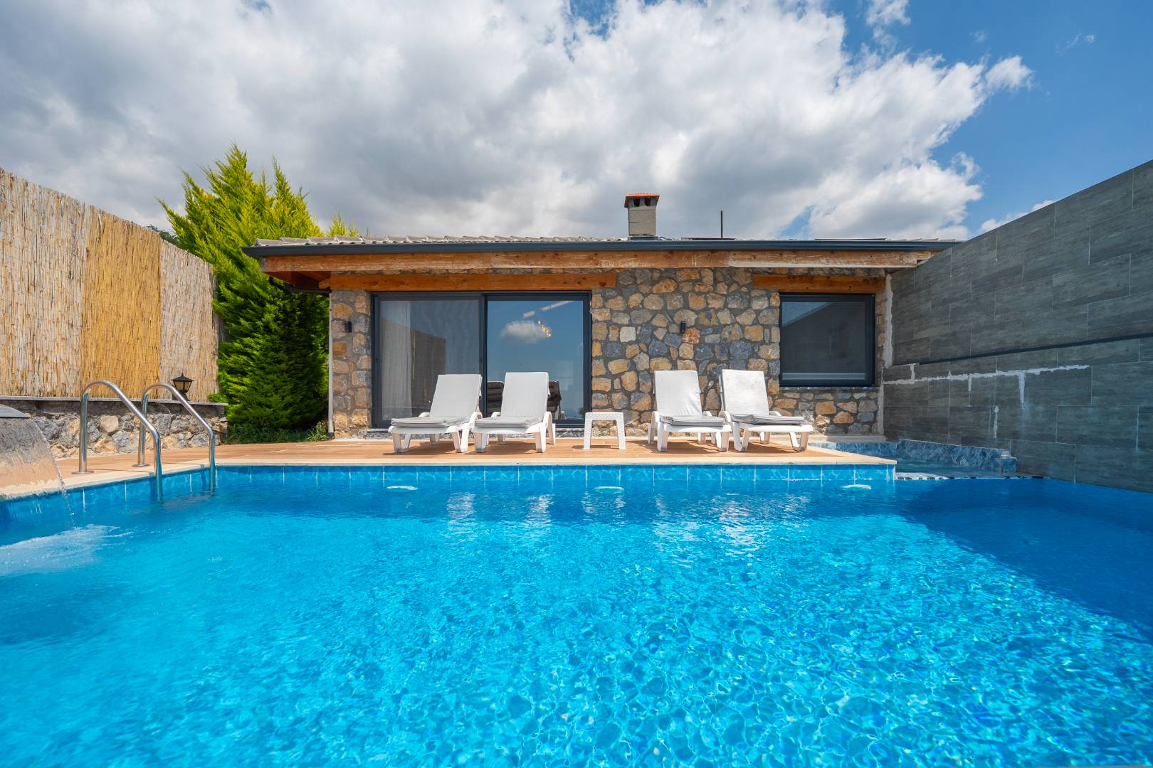 Seydikemer Yakaköy'de Sakin Konumda, Özel Havuzlu, İkiz Villa 45114