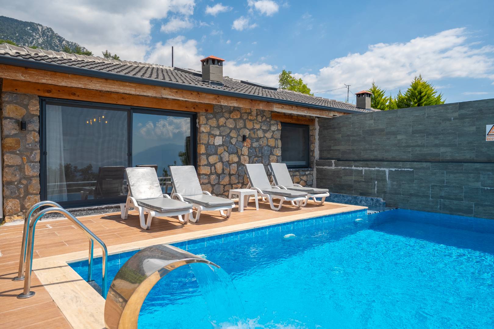 Seydikemer Yakaköy'de Sakin Konumda, Özel Havuzlu, İkiz Villa 45114 — 2
