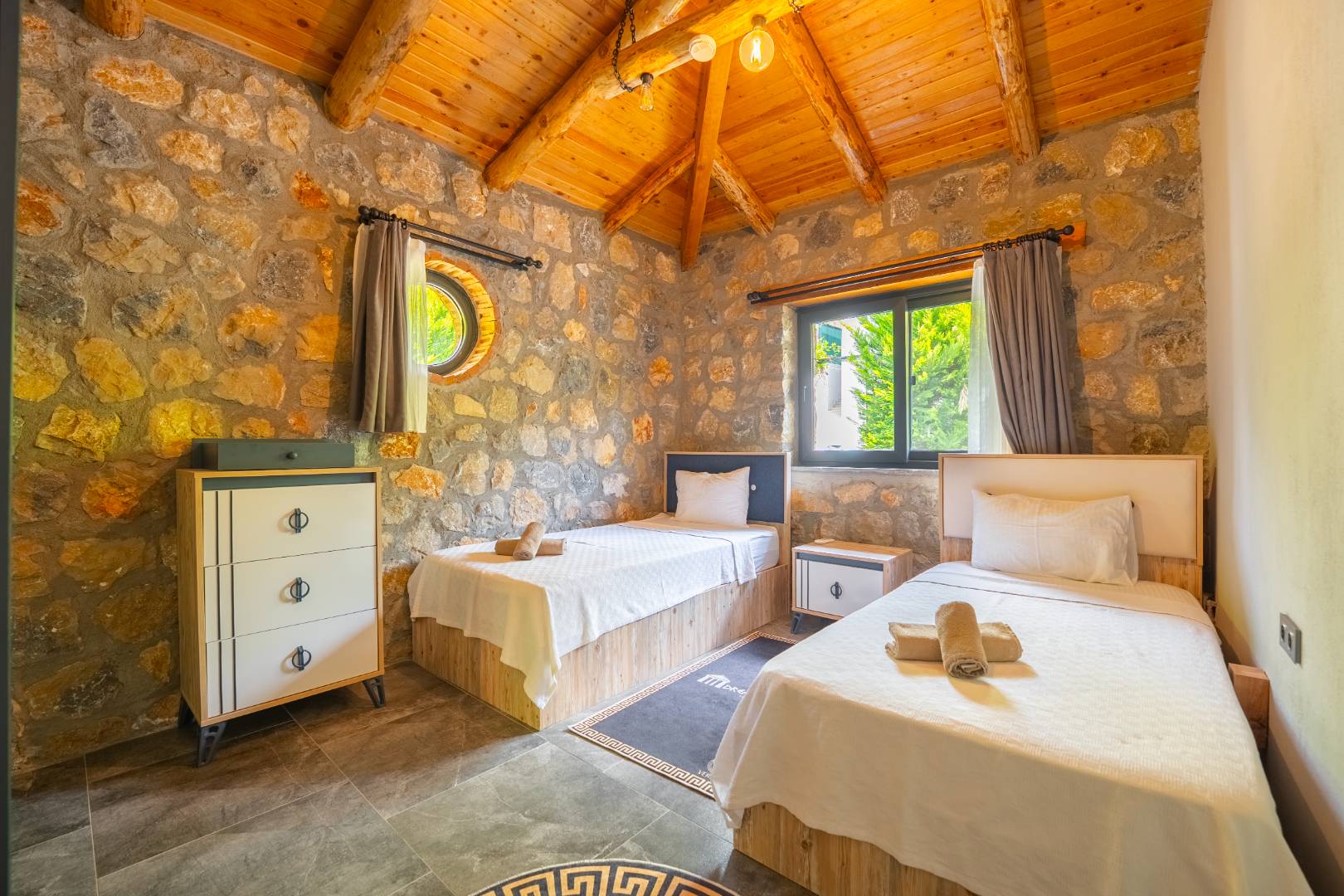 Seydikemer Yakaköy'de Sakin Konumda, Özel Havuzlu, İkiz Villa