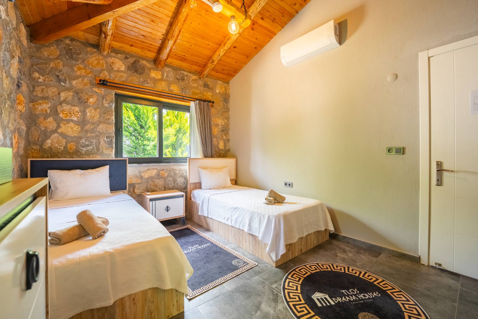 Seydikemer Yakaköy'de Sakin Konumda, Özel Havuzlu, İkiz Villa