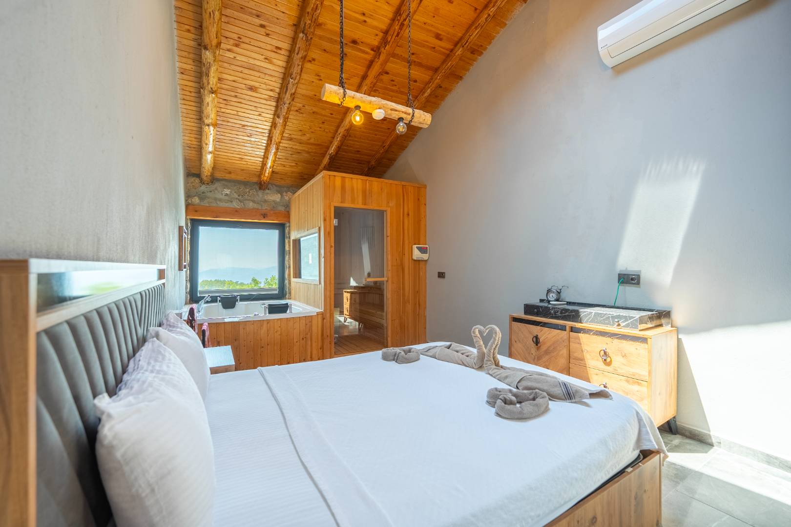 Seydikemer Yakaköy'de Sakin Konumda, Özel Havuzlu, İkiz Villa
