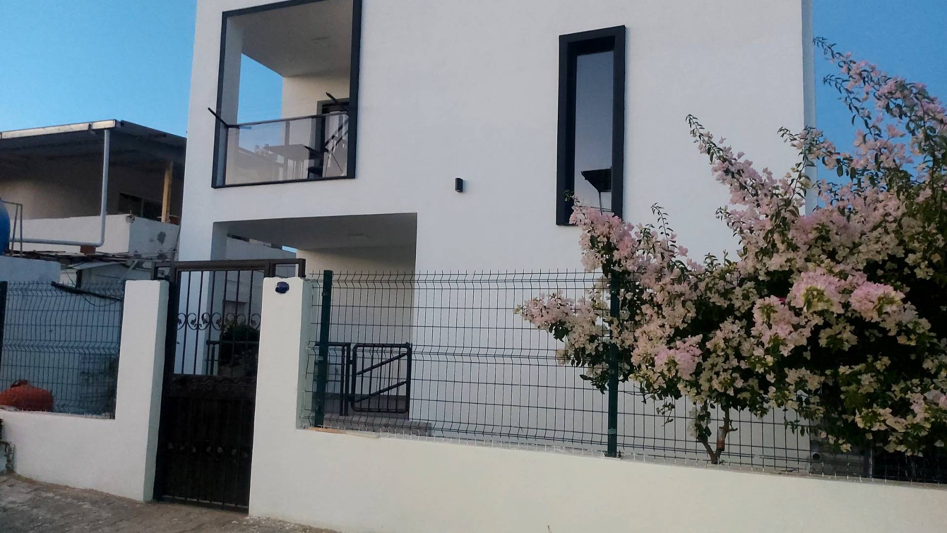 Urla Güzelbahçe'de Denize Yakın, Bahçeli, 2+1 Villa