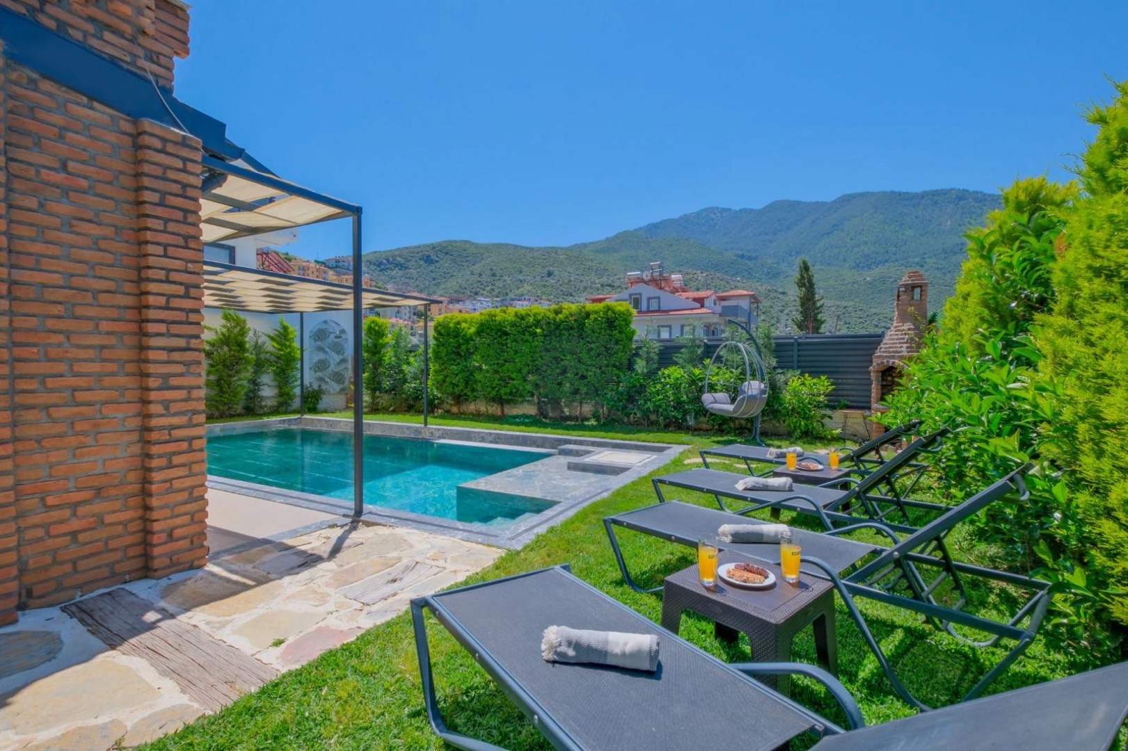 Fethiye Karaçulha'da Geniş Ailelere Uygun, Özel Havuzlu, Modern Villa
