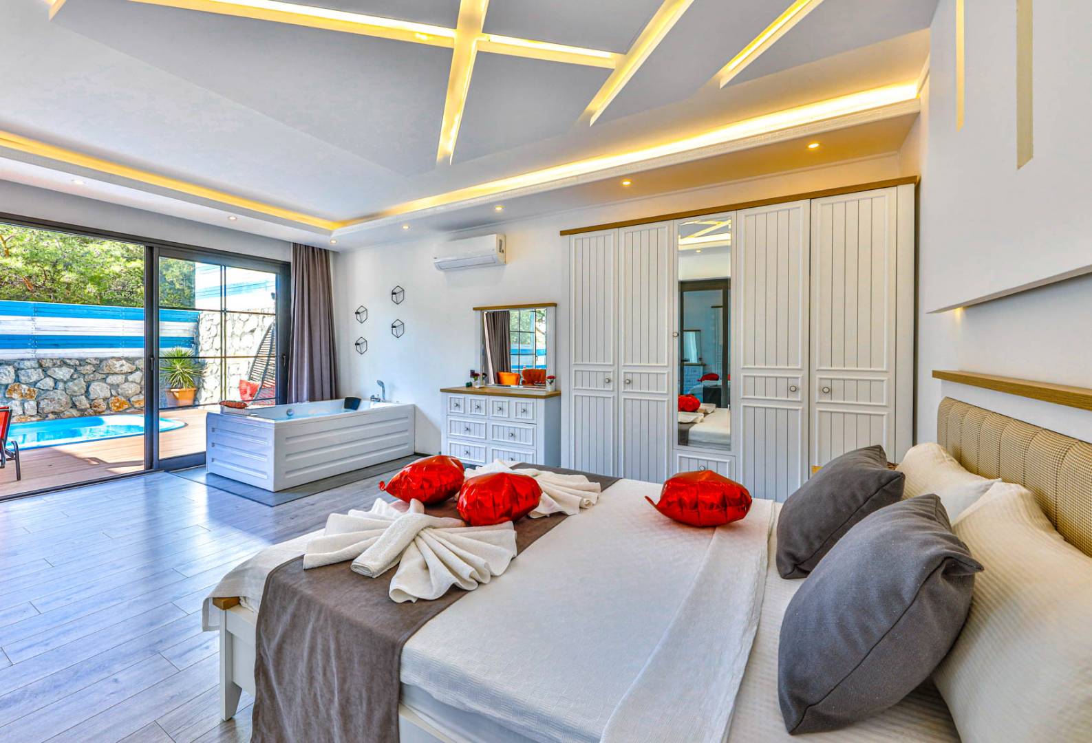Kaş İslamlar'da Doğa İçerisinde, Özel Havuzlu, Korunaklı Villa