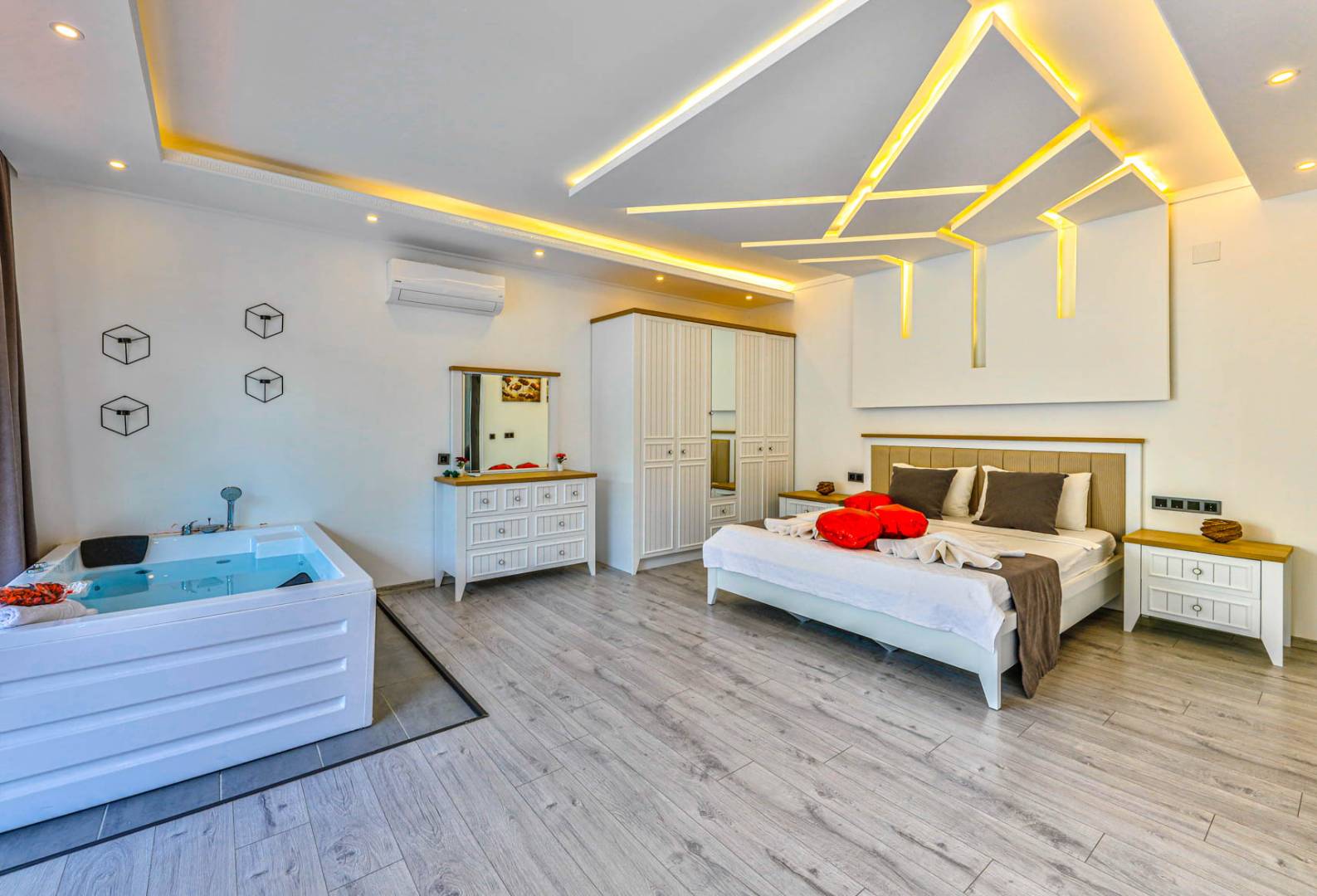 Kaş İslamlar'da Doğa İçerisinde, Özel Havuzlu, Korunaklı Villa