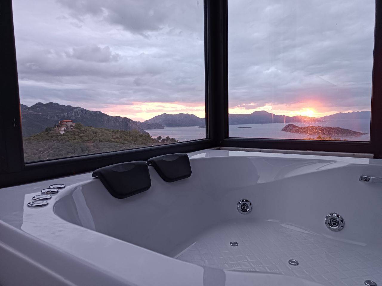 Marmaris Söğüt'te Enfes Deniz Manzaralı, Özel Havuzlu, Otantik Villa