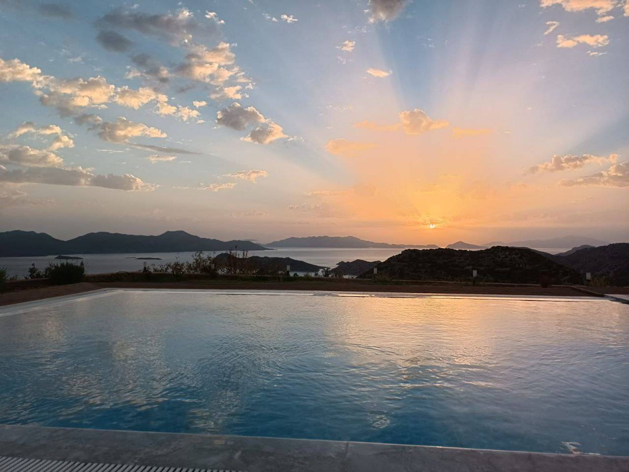 Marmaris Söğüt'te Enfes Deniz Manzaralı, Özel Havuzlu, Otantik Villa