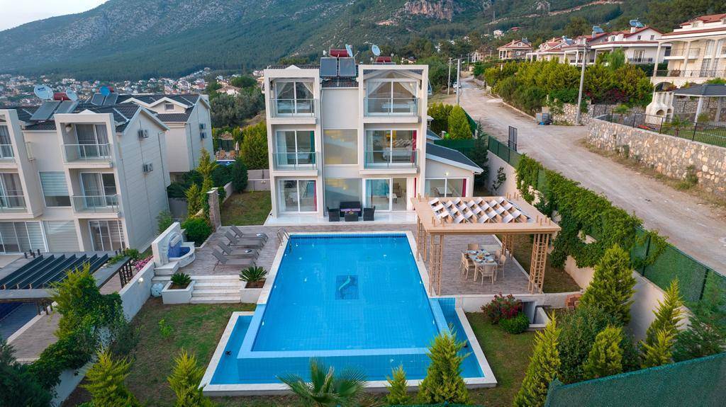 Fethiye Ölüdeniz'de Geniş Bahçeli, Özel Havuzlu, Kiralık Villa